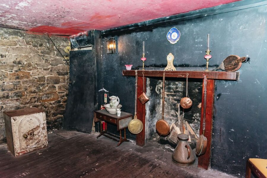 Edinburgh: Old Town and Underground Historical Tour - Who should take this Old Town tour?