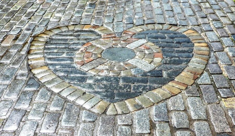 Edinburgh: Old Town Stories - Guided Walking Tour - The famous landmarks, with room for lesser-known corners