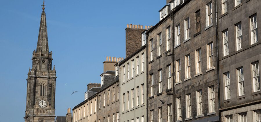 Edinburgh: Old Town Walking Tour with an APP - Key points at a glance