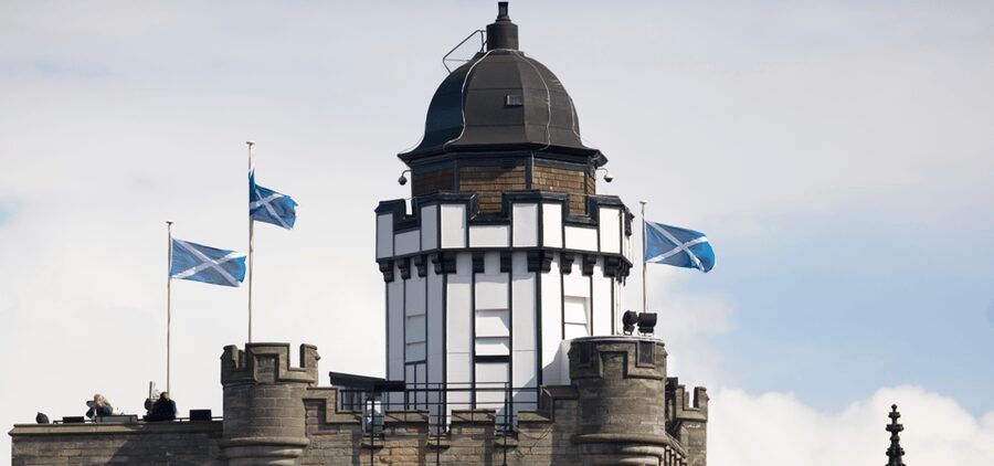 Edinburgh: Old Town Walking Tour with an APP - Walking the Royal Mile from hilltop to castle