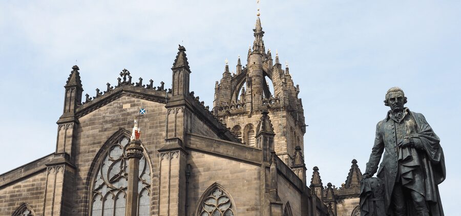 Edinburgh: Old Town Walking Tour with an APP - Greyfriars Kirkyard and a quieter ending