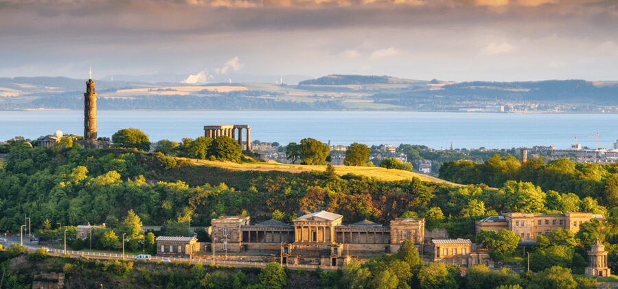 Edinburgh: Old Town Walking Tour with an APP - Starting on Calton Hill