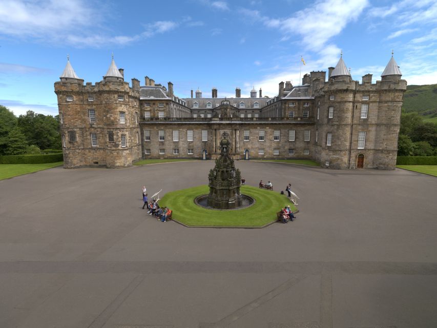 Edinburgh: Palace of Holyroodhouse Entry Ticket - The café, gift shop, and pacing your visit
