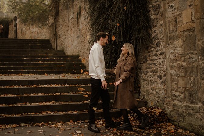 Edinburgh Photo Shoot - capture your memories ! - Walking the High Street toward the castle