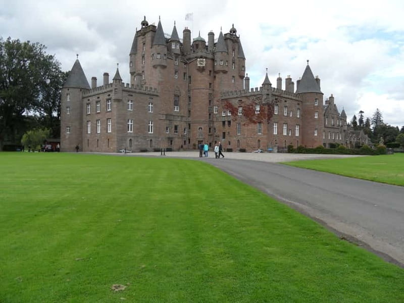 Edinburgh: Private Guided Walking Tour - Following the Royal Mile toward St. Giles Cathedral
