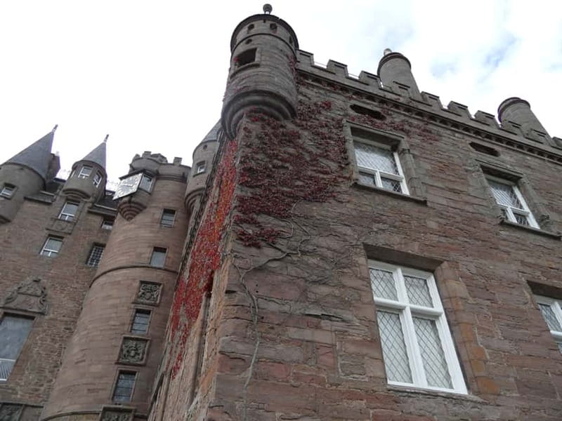 Edinburgh: Private Guided Walking Tour - Guide quality and the languages offered