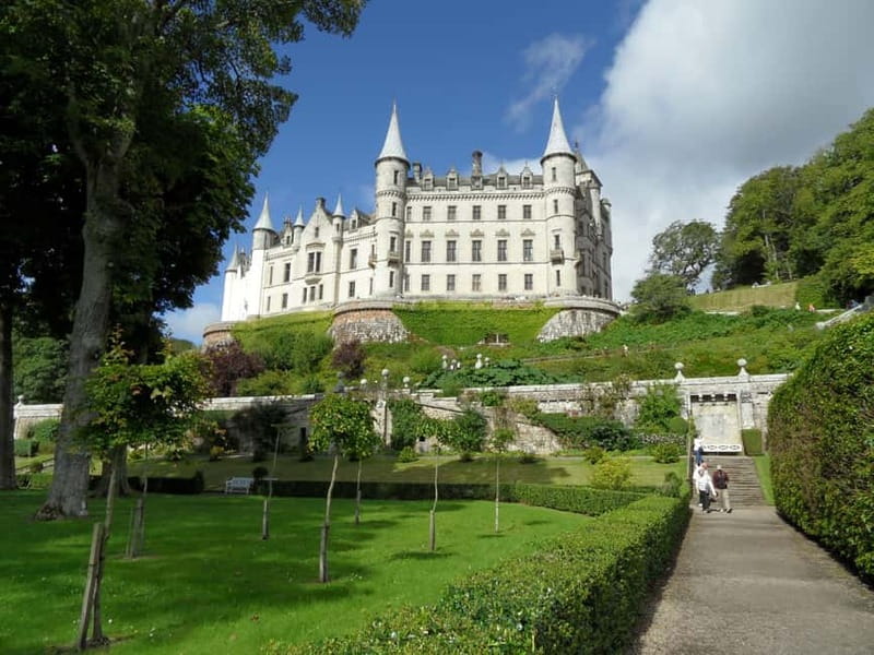 Edinburgh: Private Guided Walking Tour - Starting with Princes Street and the gardens