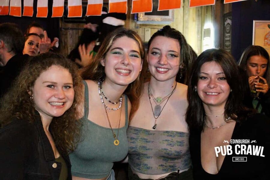 Edinburgh: Pub Crawl 7 Bars with 6 Shots - Key points at a glance