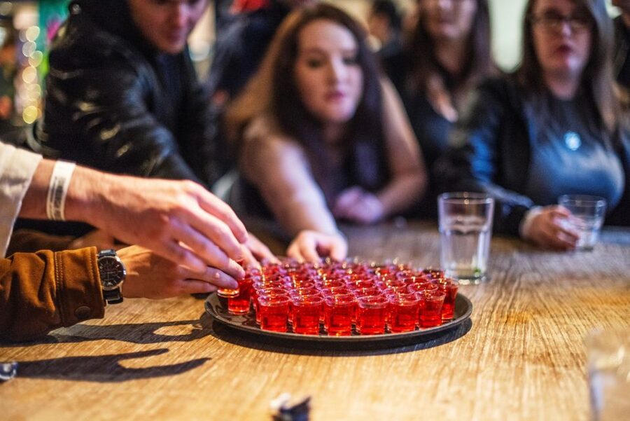 Edinburgh: Pub Crawl 7 Bars with 6 Shots - VIP entry without the queue