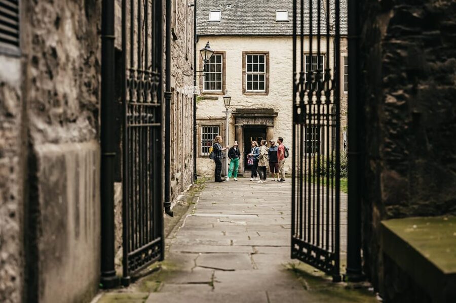 Edinburgh: Pubs and History Guided Walking Tour with Beer - The Royal Mile stop and Edinburgh’s beer money
