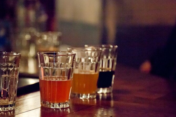 Edinburgh: Pubs & History Walking Tour with Beer Tasting - The Old Town walk between pubs