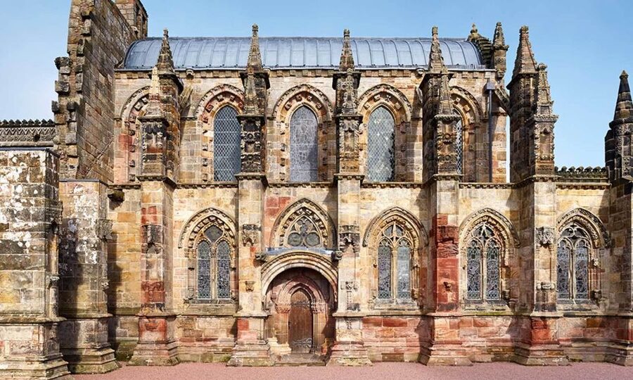 Edinburgh: Rosslyn Chapel and Hadrian's Wall Tour in Spanish - From Edinburgh to Rosslyn Chapel’s carved mysteries