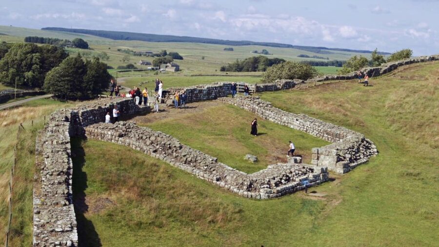 Edinburgh: Rosslyn Chapel and Hadrian's Wall Tour in Spanish - What the Spanish guide adds to a long day