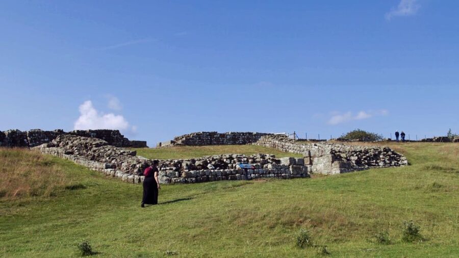 Edinburgh: Rosslyn Chapel and Hadrian's Wall Tour in Spanish - Crossing the Scottish Borders through Jedburgh