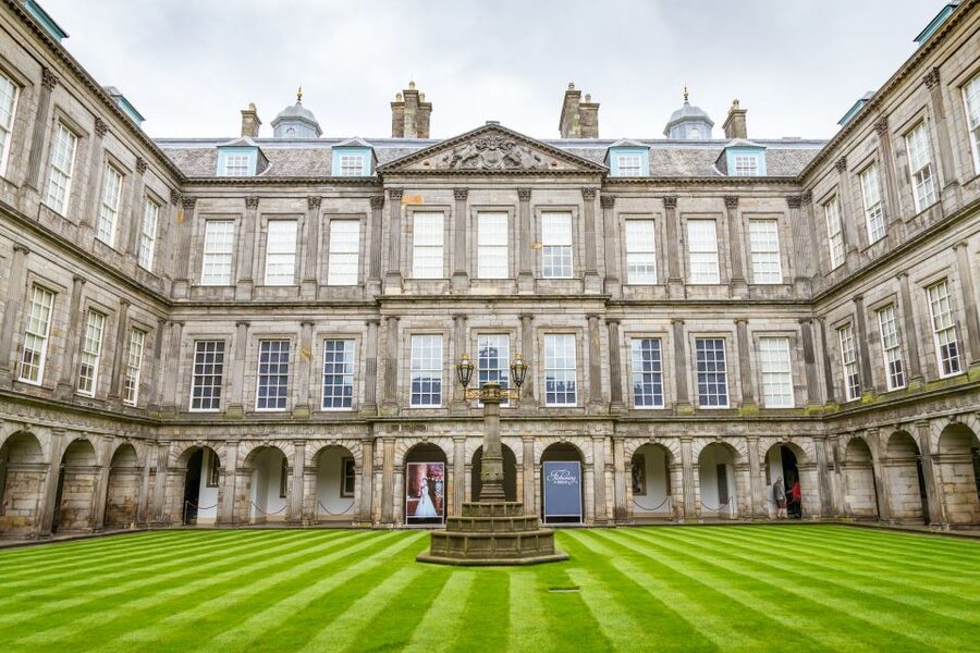 Edinburgh: Royal Attractions with Hop-On Hop-Off Bus Tours - What the bus commentary adds