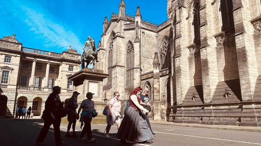 Edinburgh: Royal Mile Old Town Walking Tour - George IV Bridge and the final Royal Mile stretch