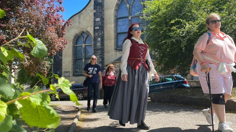 Edinburgh: Royal Mile Old Town Walking Tour - Old Town streets, closes, and medieval Edinburgh