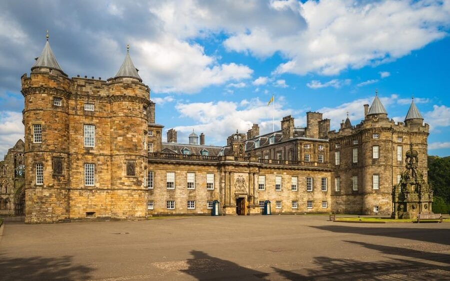 Edinburgh: Royal Mile Walking Tour & Exploration Game - Exploring closes, passages, and quieter corners
