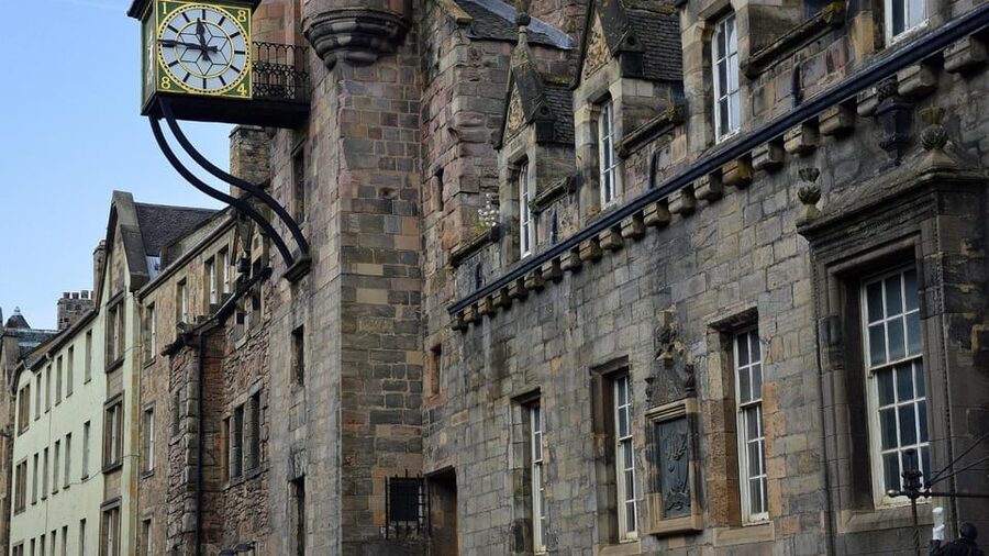 Edinburgh: Royal Mile Walking Tour & Exploration Game - What to bring for a smoother quest