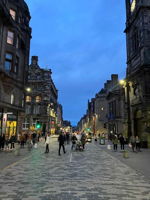 Edinburgh's Dark and Hidden History Walking Tour ☠️ - Canongate Kirkyard and the return through Cowgate