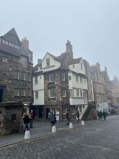 Edinburgh's Dark and Hidden History Walking Tour ☠️ - Rob’s storytelling and the small-group format