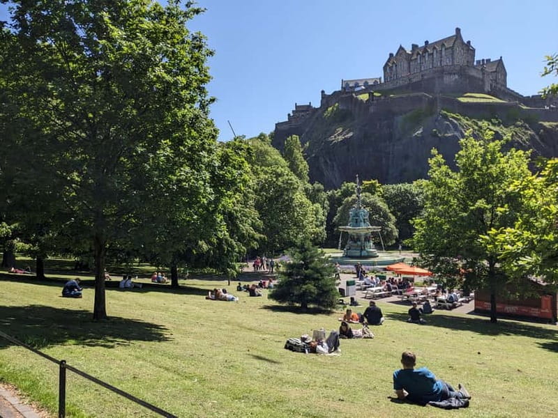 Edinburgh's must-see attractions: walking tour in French - The Royal Mile and Mercat Cross