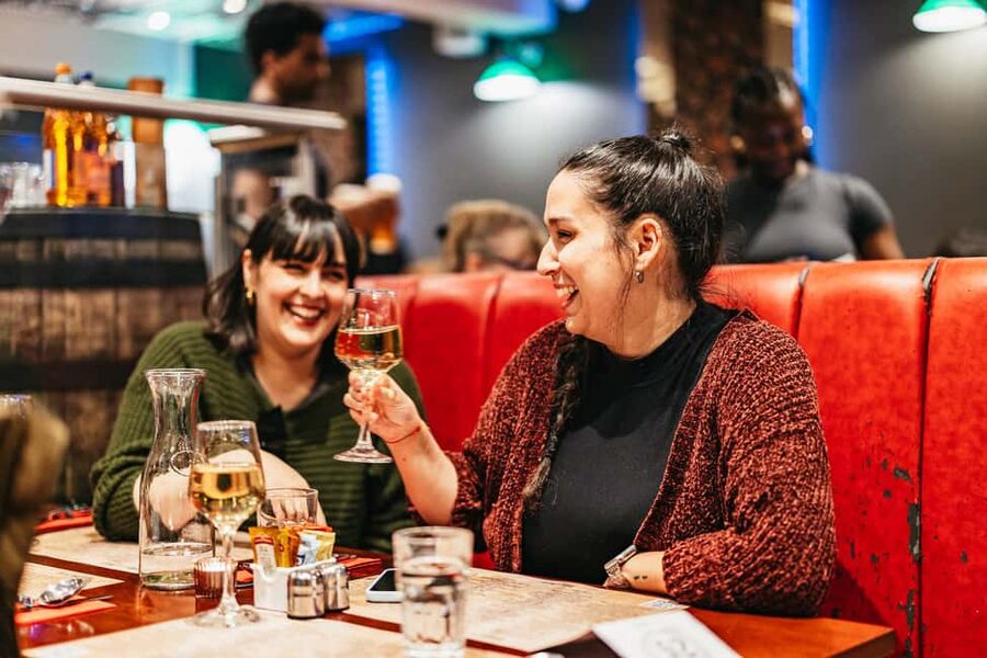 Edinburgh: Scottish Dinner and Folk Music Experience - A Scottish evening that starts with bagpipes
