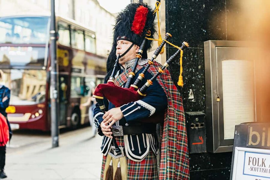 Edinburgh: Scottish Dinner and Folk Music Experience - The Biblos setting and the three-course meal