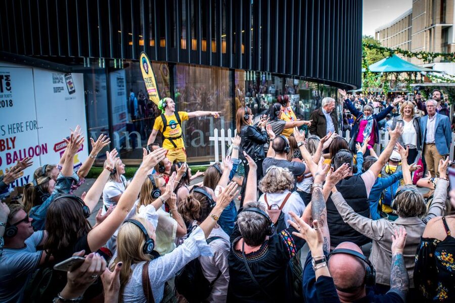Edinburgh: Silent Disco Adventure Tour - Princes Street and the public performance