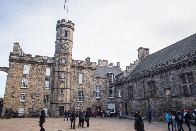 Edinburgh Skip-the-Ticket-Line Castle Walking Tour - Meeting on the Royal Mile at 2 pm