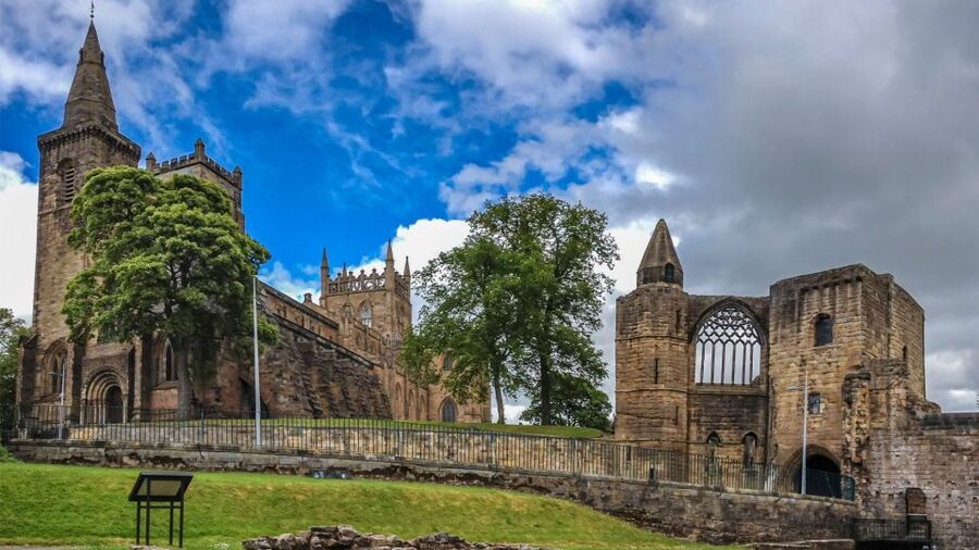 Edinburgh: St Andrews, Dunfermline Abbey and Fife Coast Tour - Meeting in Edinburgh and crossing the Forth