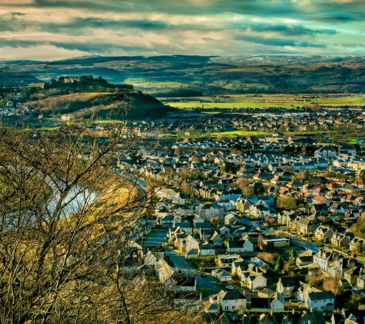 Edinburgh: Stirling, Whisky and St Andrews Tour in Spanish - Coach or minivan, timing, and comfort