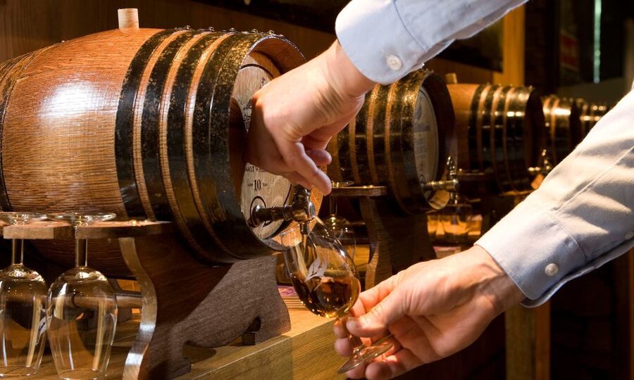 Edinburgh: Stirling, Whisky & St Andrews Tour in Italian - One day, three sides of Scotland