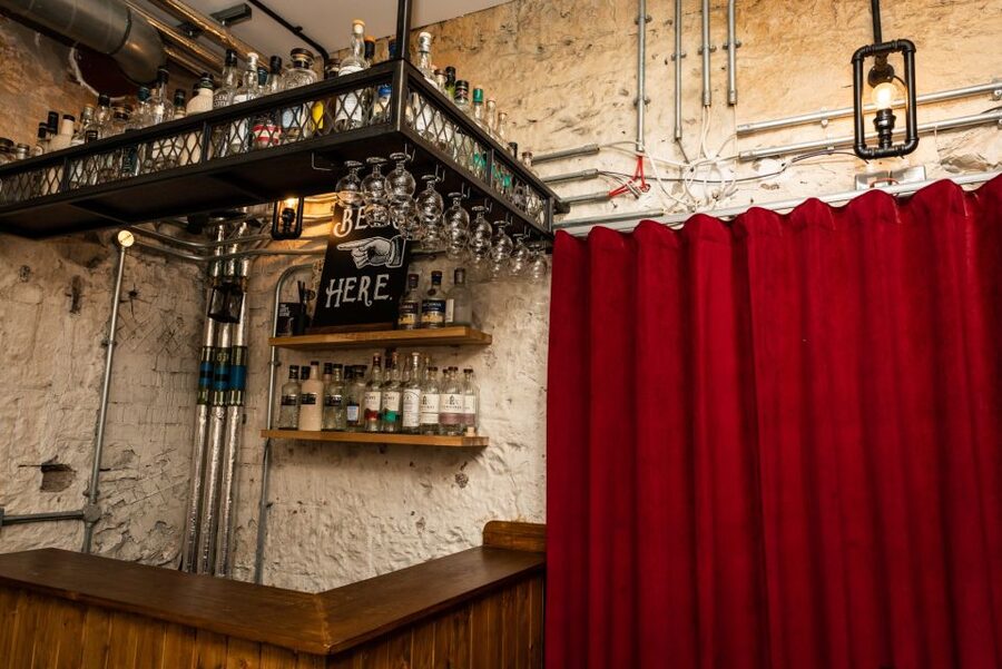 Edinburgh: The Lost Close Underground Scotch Whiskey Tasting - What makes the guides important