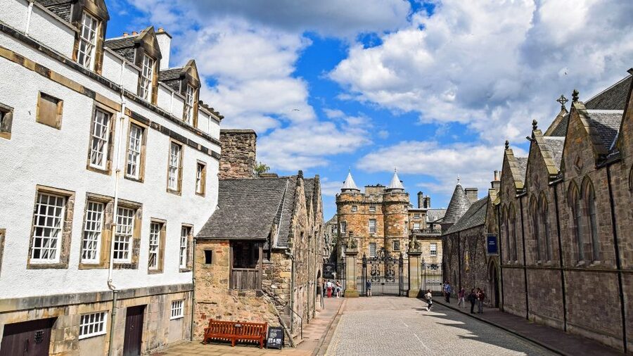 Edinburgh: The Royal City Tour from London - Walking between Old Town, Princes Street, and Holyrood