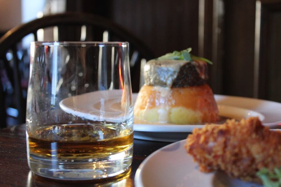 Edinburgh: Tolbooth Tavern Haggis Taster & Whisky Sampling - Who should book this Royal Mile stop?