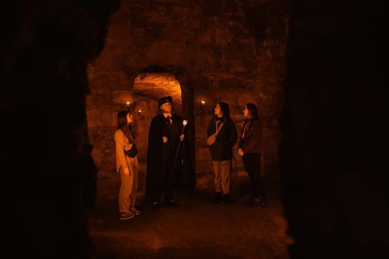 Edinburgh: Underground Vaults and Graveyard Evening Tour - The walk to Canongate Graveyard