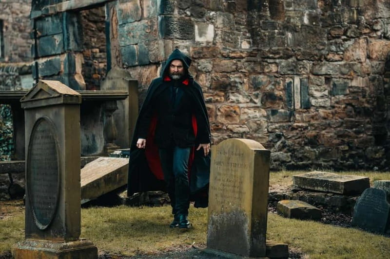 Edinburgh: Underground Vaults and Graveyard Evening Tour - Walking the Royal Mile’s closes and wynds