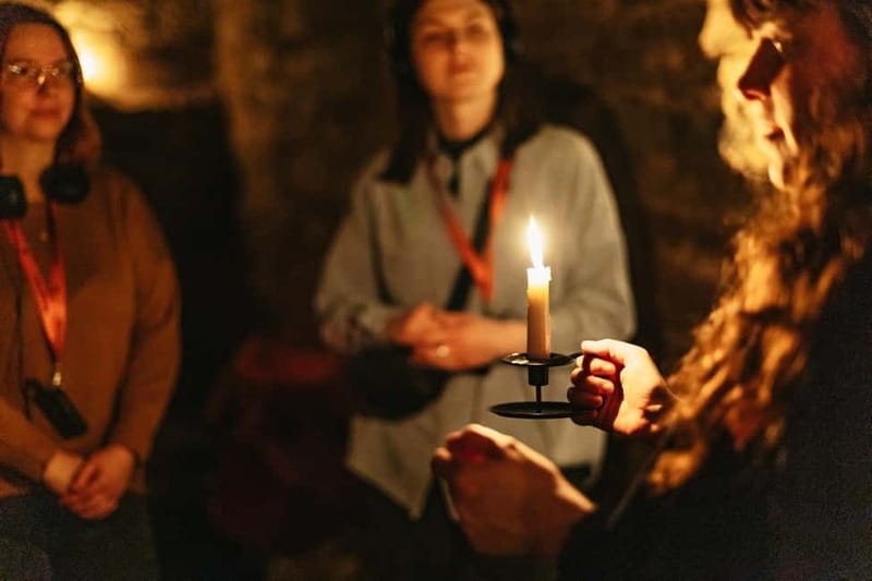 Edinburgh: Underground Vaults Evening Ghost Tour with Whisky - Candlelight, whisky, and the final 45 minutes