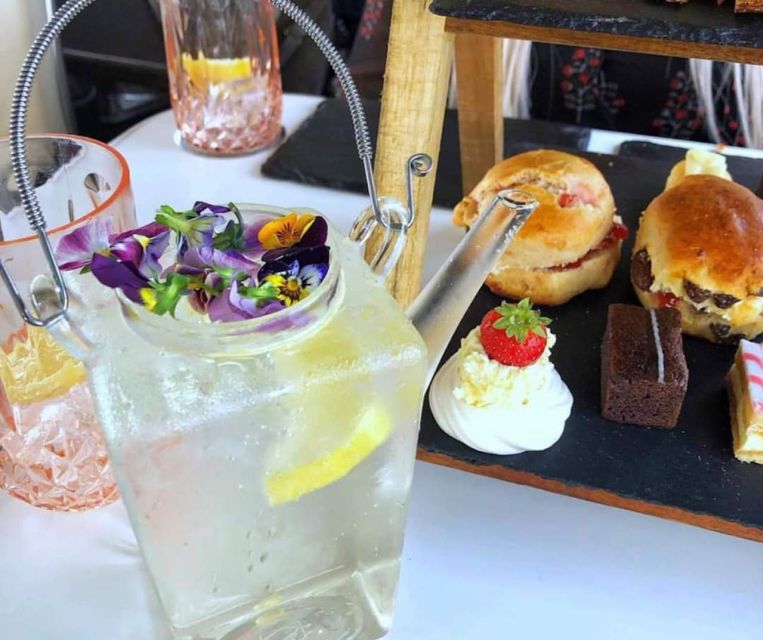 Edinburgh: Vintage Bus Tour with Afternoon Tea or Gin - Key points to know before booking