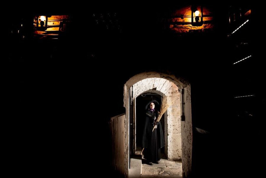 Edinburgh: Witches & Haunted History Walking Tour - The guides make or break the experience