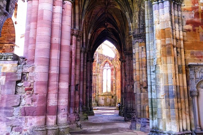 From Edinburgh: 1-day Outlander Tour - attractions included - The guides are part of the value