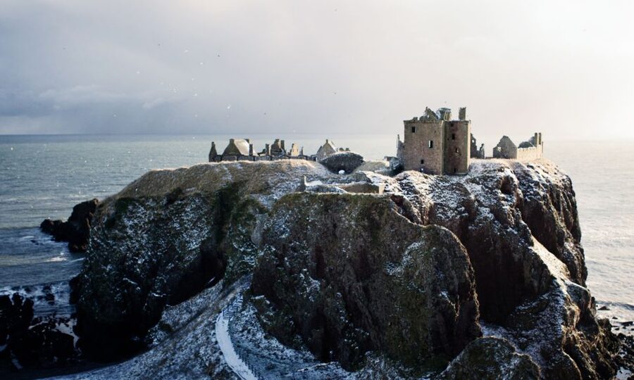 From Edinburgh: Glamis and Dunnottar Castles Tour in Spanish - Two castles, two very different moods
