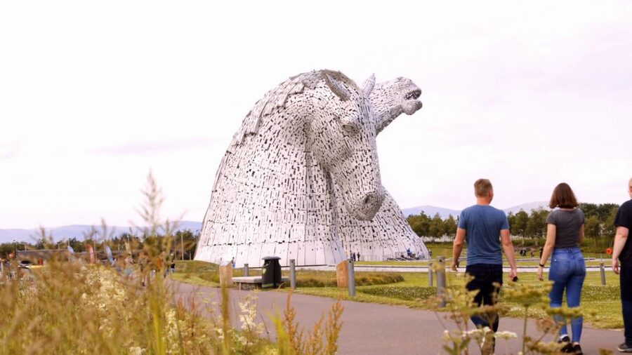 From Edinburgh: Glasgow & Scottish lakes Spanish Tour - The Kelpies: a powerful opening stop