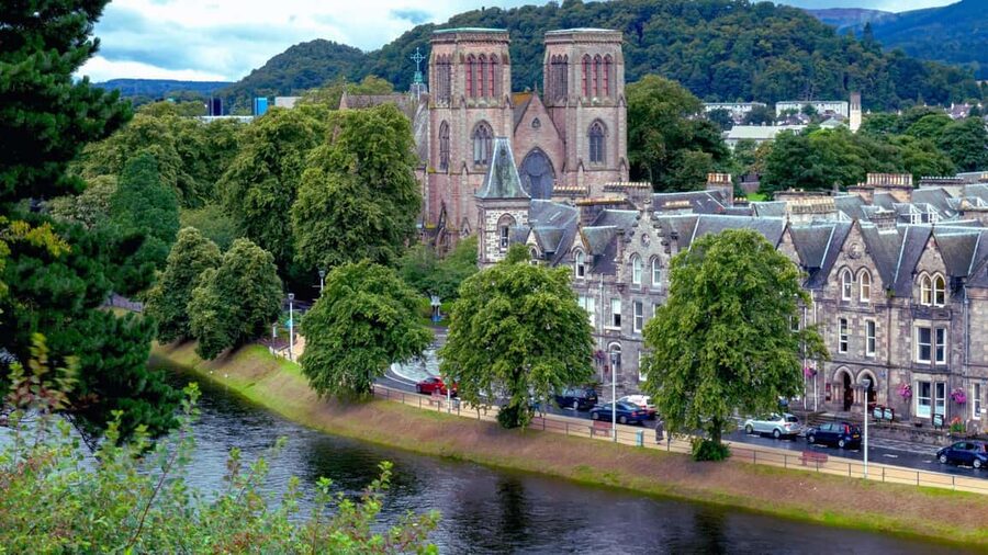 From Edinburgh: Loch Ness and Highlands Tour in Spanish - Glen Coe: big scenery in a short stop