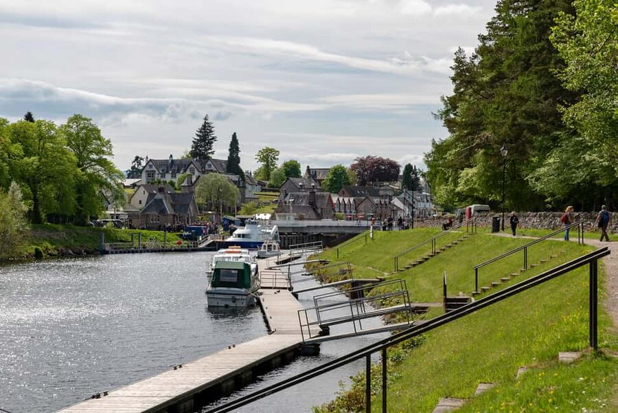 From Edinburgh: Loch Ness and Highlands Tour in Spanish - Fort William and Ben Nevis from the road