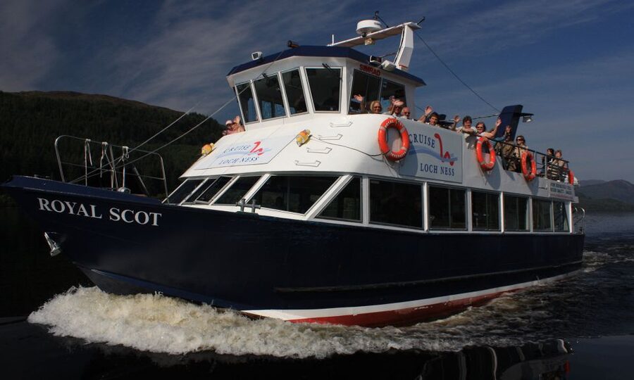 From Edinburgh: Loch Ness and Highlands Tour in Spanish - Fort Augustus and two hours beside Loch Ness