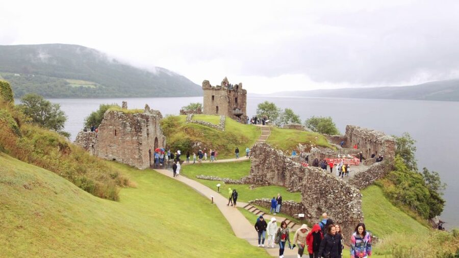 From Edinburgh: Loch Ness & Inverness Tour in Spanish - Who should book this tour?
