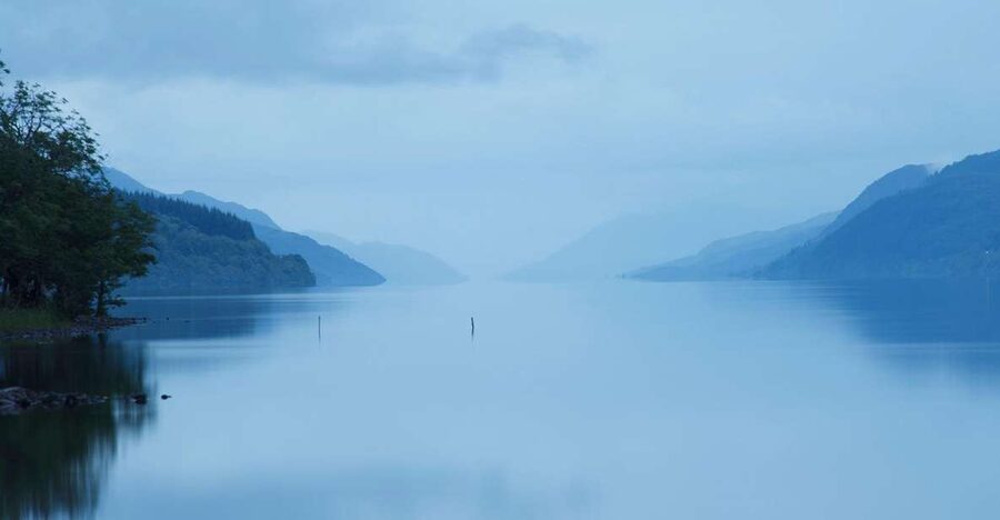 From Edinburgh: Loch Ness & Inverness Tour in Spanish - Dunkeld and its old cathedral beside the Tay River