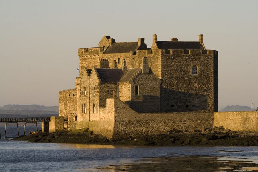 From Edinburgh: Outlander Full-Day Tour in Spanish - Culross and the village of Cranesmuir